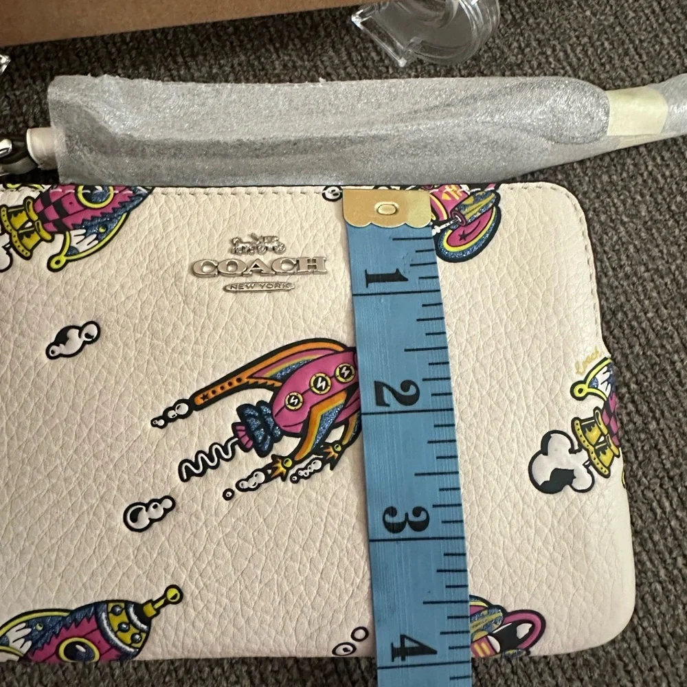 Coach rocket zip wristlet nwt in package comes with gift box - Picture 4 of 7